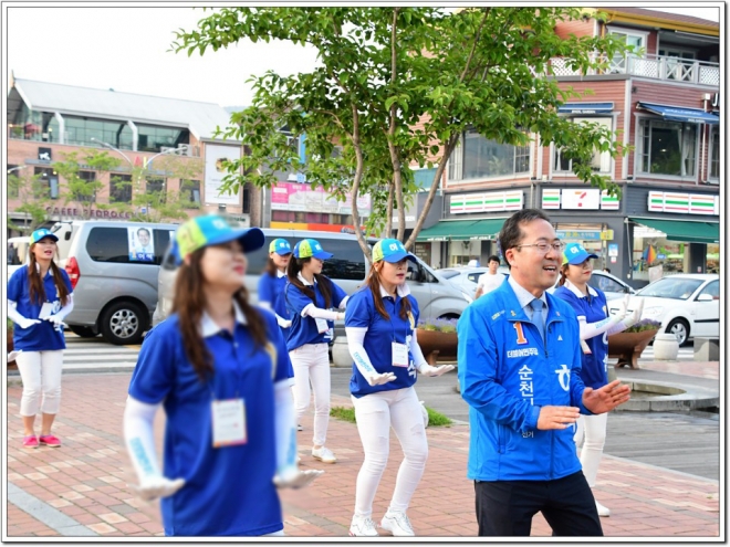 허석 더불어민주당 순천시장 후보가 유세현장에서 인기를 끌고 있는 율동팀의 몸짓에 맞춰 안무를 따라 하고 있다.