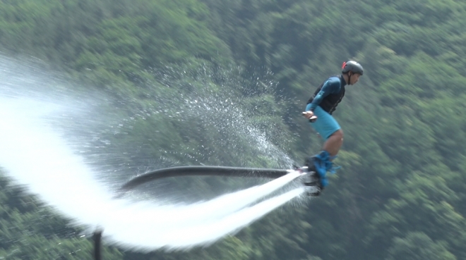 물 위로 몸이 솟구쳐자유로운 움직임이 가능한 스포츠인 워터젯 플라이보드(Water-jet flyboard) 모습