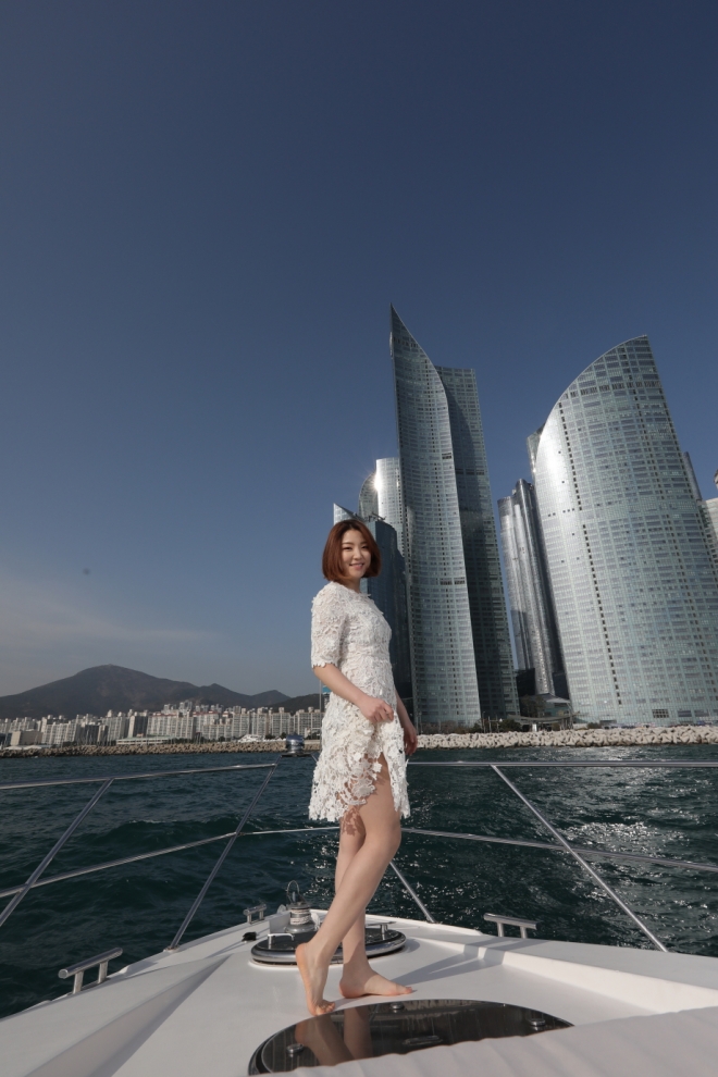 데뷔작 안개비를 내놓고 활발한 활동을 펴고 있는 가수  장보윤(28)이 3년만에 신곡인 ‘사랑인가봐’의 싱글 앨범을 내놓았다.가수 장보윤이 해운대 마린시트를 배경으로 요트위에서 포즈를 취하고 있다.  <누리마루 SI엔터테인먼트사 제공> 