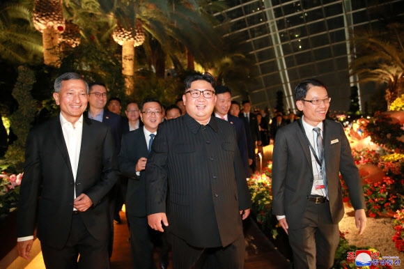 북한 김정은 국무위원장이 북미정상회담을 하루 앞둔 11일(현지시간) 싱가포르 시내를 참관했다고 조선중앙통신이 보도했다.  연합뉴스