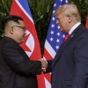 트럼프·김정은 ‘기싸움 악수’ 대신 ‘부드러운 악수’