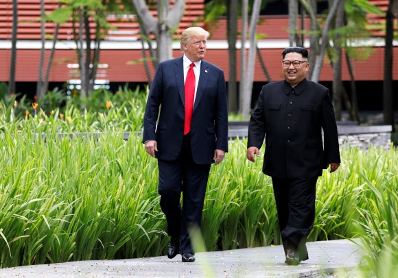 김정은 북한 국무위원장과 도널드 트럼프 미국 대통령이 싱가포르 센토사섬 카펠라호텔에서 오찬을 마친 뒤 산책을 하고 있다. 2018.6.12 로이터  연합뉴스