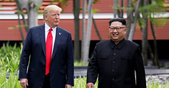 사진은 도널드 트럼프(왼쪽) 미국 대통령과 김정은 북한 국무위원장이 지난해 6월 12일 단독·정상회담에 이어 업무 오찬까지 마치고 회담이 열린 싱가포르 센토사섬 카펠라 호텔 안을 함께 산책하고 있는 모습. 로이터 연합뉴스