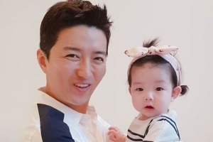 “진정한 딸바보”...인교진, 둘째 딸 안고 ‘싱글벙글’
