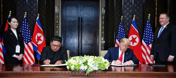 김여정(왼쪽) 북한 노동당 중앙위 제1부부장 EPA 연합뉴스