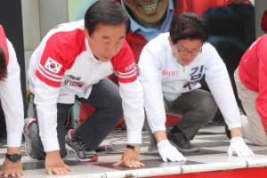 [서울포토] 큰절하며 지지 호소하는 김문수·김성태