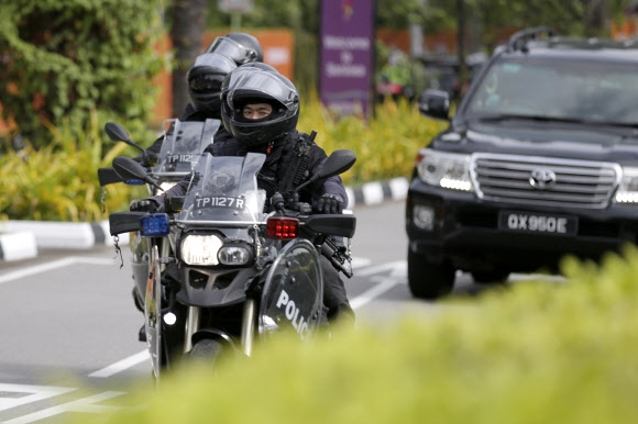 센토사섬 카펠라호텔 주변을 순찰하고 있는 싱가포르 경찰.  싱가포르 EPA 연합뉴스