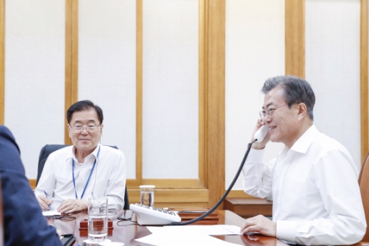 [서울포토] 문재인 대통령, 트럼프 美 대통령과 통화에 ‘미소 띤 얼굴’