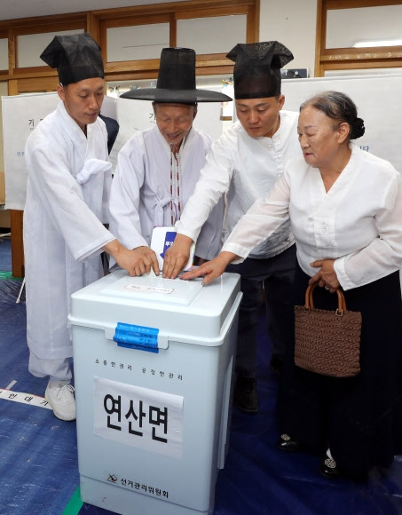 [6·13 선거] 갓 쓰고 도포 입은 서당 훈장님도 소중한 한표 | 서울Pn