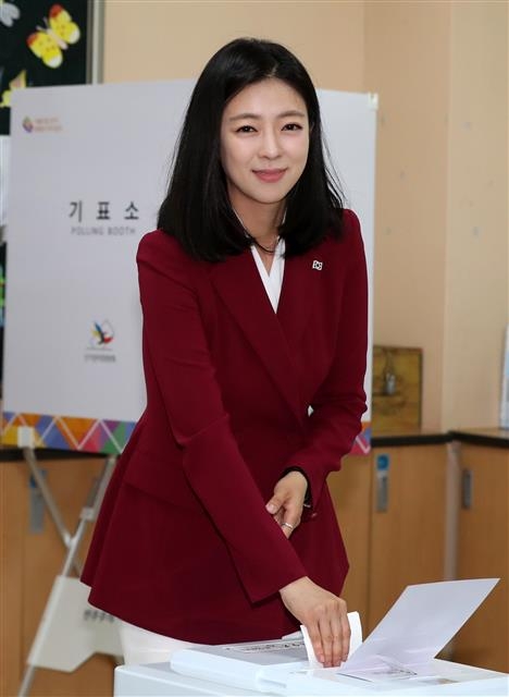 [포토] 태극기 뱃지 단 배현진 ‘투표하러 왔어요’ | 서울Pn