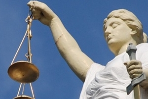 ‘술취해 경찰 폭행’ 변호사, 500만원 과태료 징계 과하다고 소송 냈다가