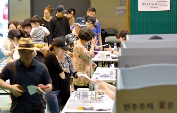 13일 서울 송파구 잠전초등학교에서 시민들이 투표를 하고 있다. 2018.6.13 박지환 기자 popocar@seoul.co.kr