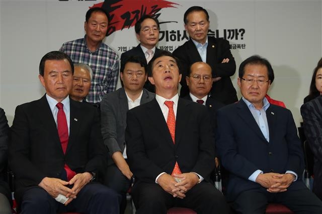 개표결과 보는 자유한국당 ‘탄식’