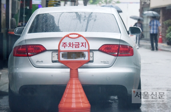 서울 종로의 한 이면도로에서 상가 주인이 불법 주정차 단속 카메라를 피하기 위해 차량 번호판을 가린 채 얌체 주차를 시켜 두었네요. 법망을 피하기 위해 번호판을 가린 ´꼼수´를 지켜보는 시민들의 마음이 불편할 것 같습니다. 최해국 선임기자seaworld@seoul.co.kr 