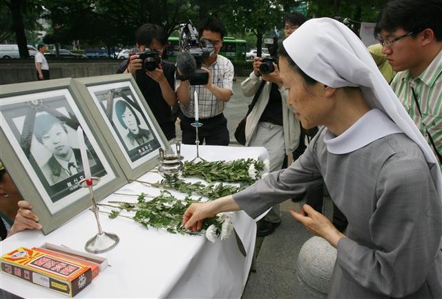 2006년 광화문광장에서 열린 4주기 추모 집회에서 시민들이 헌화하는 사진. 연합뉴스