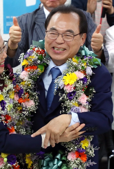 13일 치러진 제7회 전국동시지방선거에서 당선을 눈앞에 둔 더불어민주당 오거돈 부산시장 후보가 부산진구에 있는 자신의 선거사무소에서 부인 심상애씨를 끌어안으며 기쁨을 나누고 있다. 부산 연합뉴스
