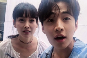 가수 헨리, 배우 이나영과 셀카 깜짝 공개 ‘얼굴 크기 실화냐?’