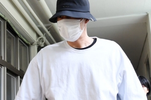 한남동 투표소에 등장한 소지섭 ‘시선강탈’...“이 구역 ‘패션왕’은 나야”