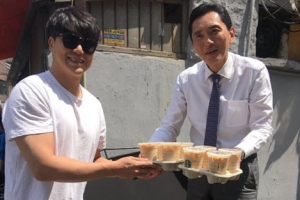 ‘고독한 미식가7’ 마츠시게 유타카-성시경 인증샷 공개 ‘훈훈’