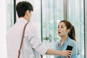 ‘김비서가 왜 그럴까’ 박민영, 이태환에 상냥한 눈인사...무슨 사이?