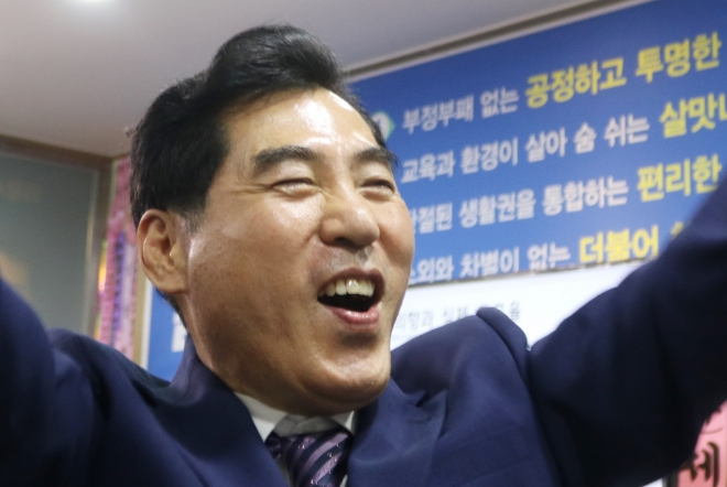 김상돈 더불어민주당 의왕시장 후보가 지난 13일 밤 당선이 확실시 되자 환호하고 있다. 