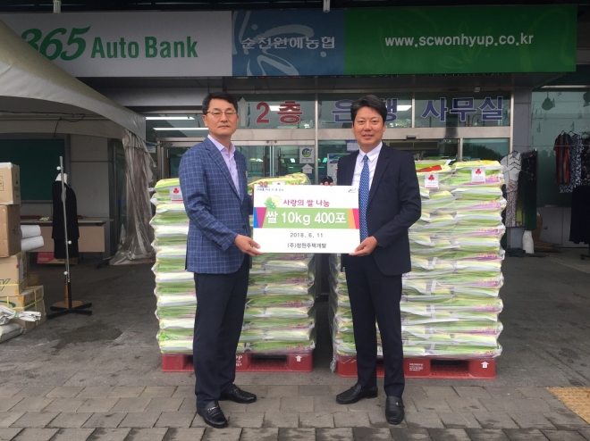 이낙호(오른쪽) ㈜정원주택개발 대표가 지난 11일 쌀 10㎏ 400포(1000만원 상당)를 순천시에 기탁했다.