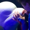 ‘묘기로도 부족했나’..돌고래에 립스틱 칠한 조련사