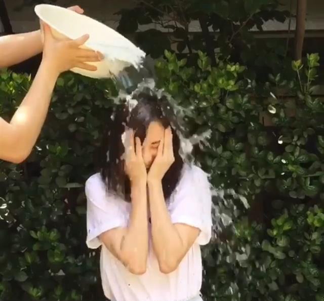 가수 션이 루게릭요양병원 건립을 위해 지난달 29일 시작한 2018 아이스버킷 챌린지가 연예인들의 대거 참여로 팬들까지 함께하는 ‘선한 나비효과’를 낳고 있다. 사진은 소녀시대 출신 서현.