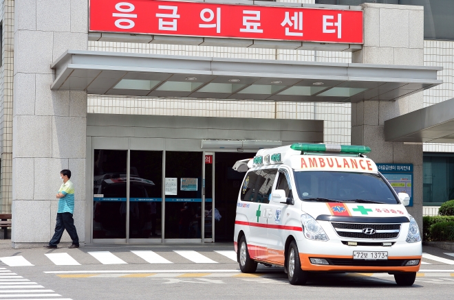 서울의 한 대형병원 응급센터 앞에 구급차가 서 있다. 서울신문 DB ※해당 기사 내용과 관련 없는 사진입니다