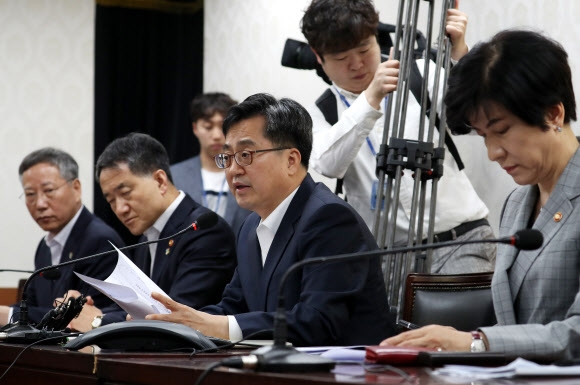 정부, 고용 관련 긴급 경제현안 간담회