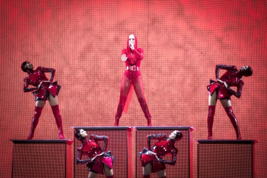 가수 케이티 페리가 14일(현지시간) 영국 런던 ‘02 아레나’에서 화려한 공연을 무대 위에서 펼치고 있다. AP 연합뉴스