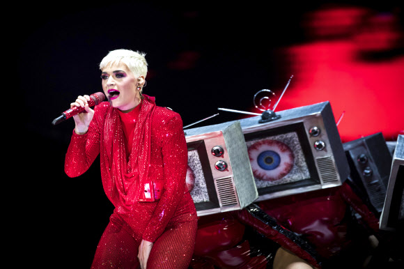 가수 케이티 페리가 14일(현지시간) 영국 런던 ‘02 아레나’에서 화려한 공연을 무대 위에서 펼치고 있다. AP 연합뉴스