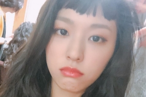 “앞머리 잘랐”설현, 처피뱅 변신 후 ‘뾰로통’ 표정