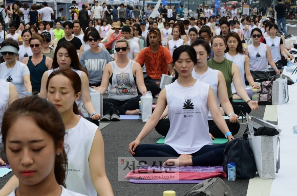 17일 서울 광화문광장에서 차없는 거리 행사의 일환으로 요가인들이 모여 단체로 요가를 벌이고 있다. 2018.6.17    이종원 선임기자 jongwon@seoul.co.kr