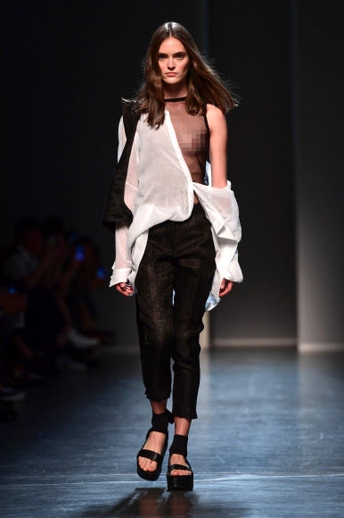 17일(현지시간) 이탈리아 밀라노에서 디자이너 이사벨 베네나토의 2019 봄/여름 컬렉션을 입은 모델이 런웨이를 걷고 있다.  AFP 연합뉴스