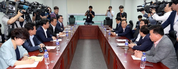 한자리에 모인 자유한국당 재선 의원들