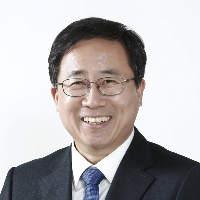 김석준(61) 부산시 교육감당선자는 18일 “부산교육의 골든타임을 맞아 해야 할 일들을 차근차근 실행하는 데 혼신의 힘을 쏟겠다”고 밝혔다