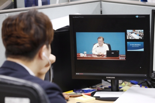 [서울포토] 생중계로 수석보좌관 회의 지켜보는 비서실 직원
