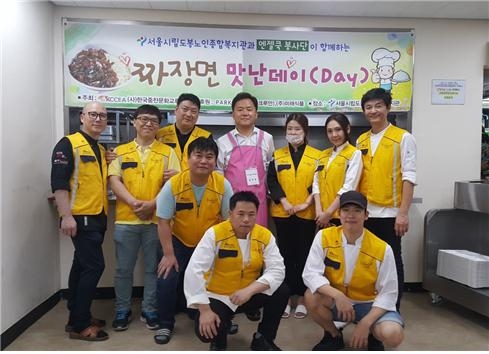 김창원 의원(더불어민주당, 도봉3)이 당선 후 봉사활동으로 본격 행보를 시작했다. 김창원 의원은 6월 18일 서울시립도봉노인종합복지관에서 열린 ‘짜장면 맛난데이’ 봉사활동에 참여했다.