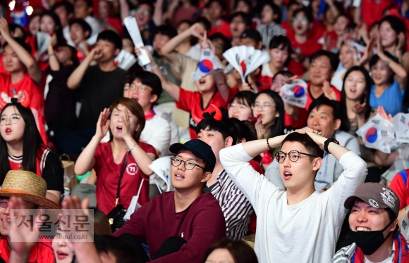 2018러시아 월드컵 대한민국과 스웨덴의 경기가 열린 18일 서울 시청광장에서 시민들이 응원을 하고 있다. 2018. 6. 18  정연호 기자 tpgod@seoul.co.kr