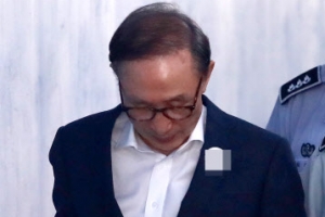 [포토] ‘줄어든 머리숱’ 이명박 전 대통령, 벽 짚고 법정으로