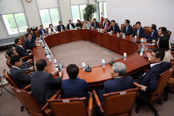 한자리에 모인 자유한국당 초선 의원들