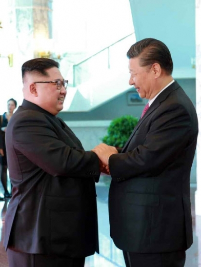 반갑게 인사를 나누는 김정은 북한 국무위원장과 시진핑(習近平) 중국 국가주석의 모습.  연합뉴스 자료사진