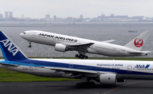 일본 도쿄 하네다 국제공항에 세워진 일본항공(JAL)과 전일본공수(ANA) 항공기. AFP 연합뉴스