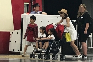“일본에 뜬 라둥이” 슈, 세 자녀와 하네다 공항 포착