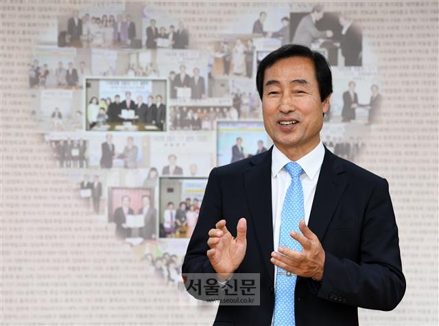 문석진 서대문구청장 당선자가 19일 구청장실에서 향후 구정 방향에 대해서 이야기 하고 있다. 문 당선자는 3선 연임에 성공, 이달 말까지 민선 6기를 끝낸 뒤 다음달 1일부터 민선 7기 업무를 시작한다.  도준석 기자 pado@seoul.co.kr