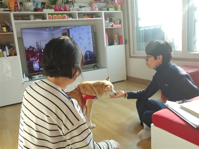 ‘우리 동네 동물 훈련사’인 고미정(오른쪽)씨가 서울시 광진구 중곡동의 한 집을 찾아 애완견의 문제 행동을 바로잡고 있다. 광진구 제공