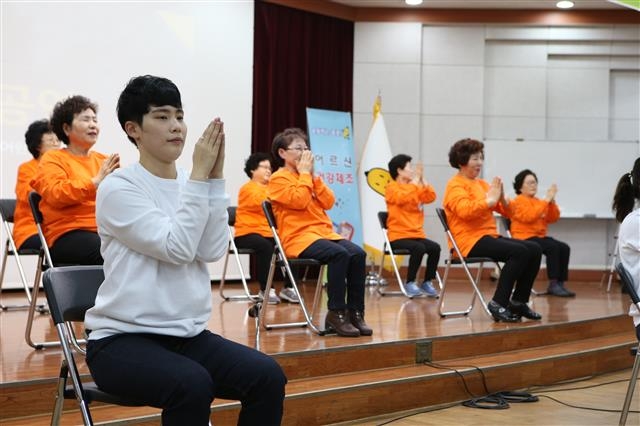 서울 종로구가 개발한 건강체조를 지역 내 어르신들이 시연하고 있다. 종로구 제공