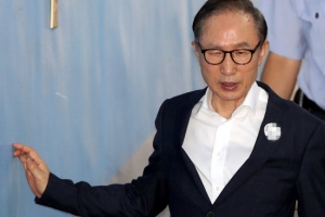 [포토] 벽 짚고 고개 숙인채 법정 향하는 이명박 전 대통령