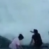 기념사진 촬영 중 거대 파도에 휩쓸린 관광객들, 결국은?